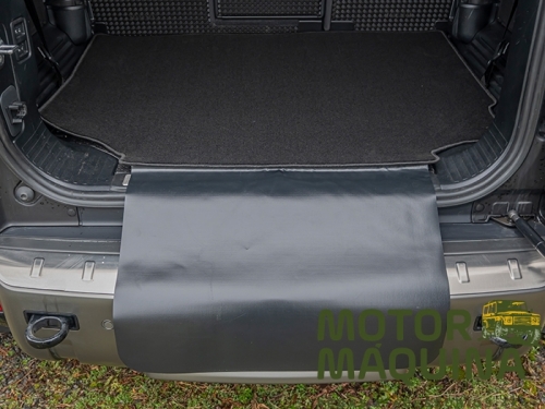 LOADSPACE CARPET MAT WITH BUMPER PROTECTOR DEFENDER 110 2020+/ DEF20